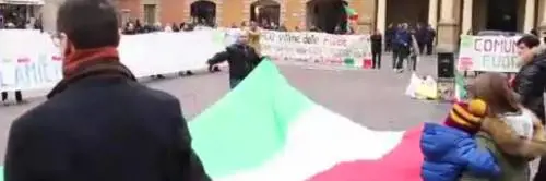 Foibe, il post choc del consigliere Pd: ​"Esplose le fogne, c'è m... in piazza"