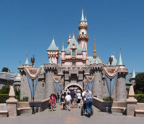 Disneyland ospita il gay pride: "Così indottrinano i bambini"