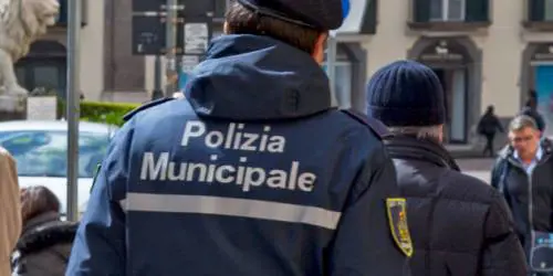 Palermo, auto contro barriere del corso: vigile eroe evita strage