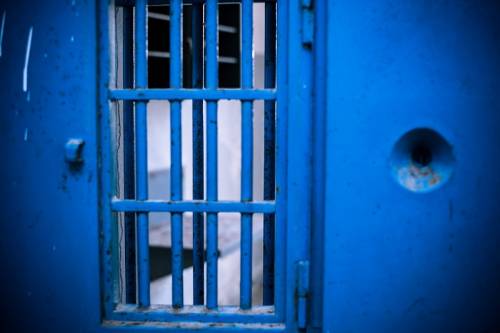 Proteste dentro e fuori il carcere di Poggioreale per la morte di un detenuto