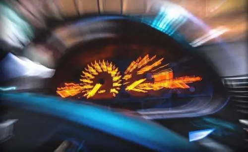 Il conducente deve chiedere ai passeggeri di allacciare le cinture