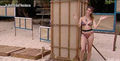 Isola dei Famosi, arriva Ariadna a far perdere la testa. E Bettarini non sa dove guardare