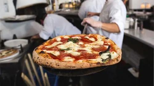 Lavoro per pizzaioli in Romagna, purché non siano napoletani