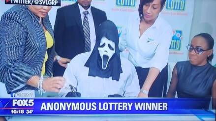 Vince un tesoro alla lotteria e va a ritirare i soldi con maschera di Scream: "Non voglio che famiglia e amici sappiano"