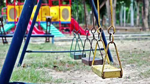 Modena, nigeriano urina al parco davanti mamme e bimbi e aggredisce gli agenti