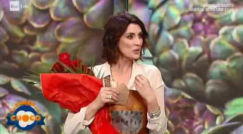 Elisa Isoardi, orso e rose per San Valentino da un ammiratore segreto