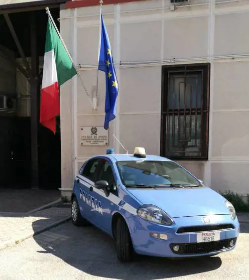 Adescava minorenni sul web e le ricattava: 56enne fermato nel Salernitano