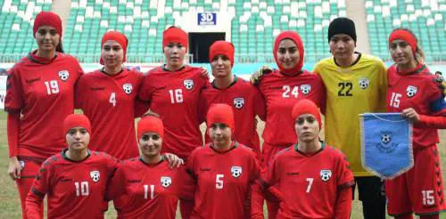 Le calciatrici senza burqa guidate da una ex marine