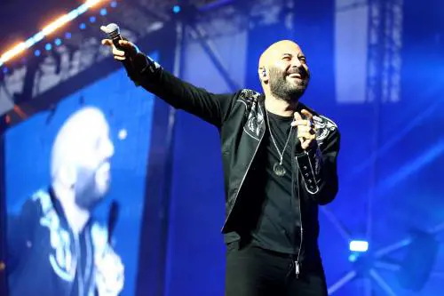 "Nella commentocrazia noi parliamo soltanto con le canzoni"