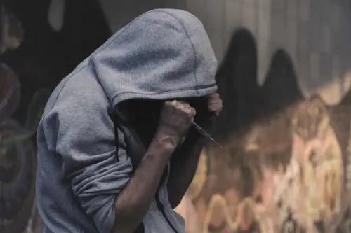 Vuol salvare la figlia dalla droga, la trova a far sesso con 4 tossicodipendenti