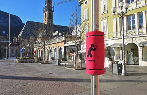 Bolzano, "paracolpi" sui pali per proteggere i pedoni con lo smartphone