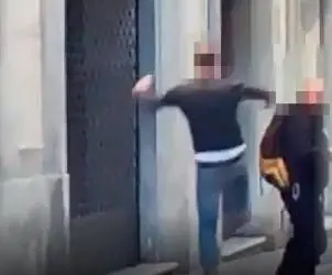 Carrara, clochard preso a calci tra i passanti in centro: nessuno interviene in sua difesa