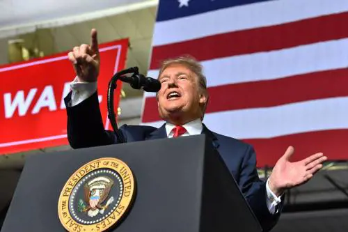 Trump dichiara l'emergenza nazionale per costruire il muro col Messico