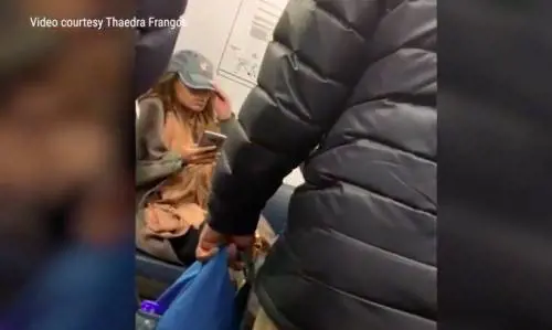 Occupa il posto in treno con la borsa: cacciata dalla polizia