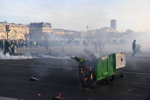 I gilet gialli scatenano il caos: scontri nel centro di Parigi