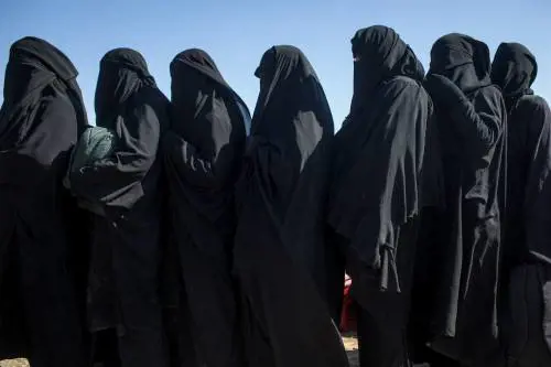 Proposta della Merkel: revocare la cittadinanza a chi ha aderito all'Isis