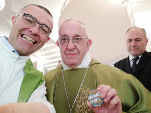 Sacerdote posta foto del Papa con la spilla "Apriamo i porti": è polemica