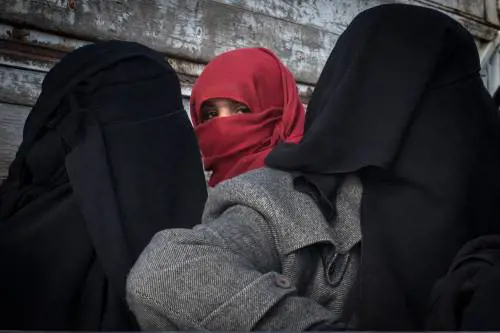 Sviene a scuola e confida: "Mia mamma mi picchia se non indosso il velo"