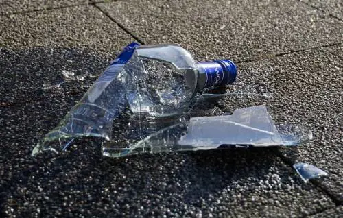 Milano, gambiano molesta passanti e aggredisce agenti con bottiglia
