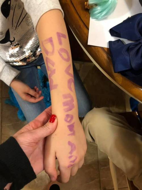 Allarme bomba a scuola e lei scrive sul braccio: "Mamma e papà vi amo"
