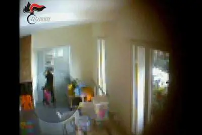 Arrestata 52enne per maltrattamenti ai bambini nel suo nido (a casa)