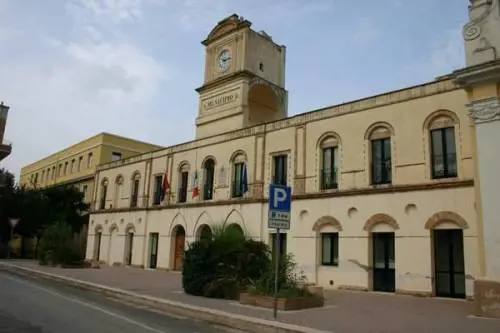 Bernalda, tentò di picchiare il sindaco in aula. In manette 71enne