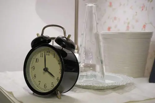 Come gli orari del sonno influenzano l'attività cerebrale