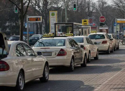 "Puzzi troppo". E viene bandito dalla società di taxi di cui era cliente