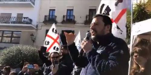 Qualcuno fischia Salvini, ma lui li zittisce: "Comunisti in via di estinzione"