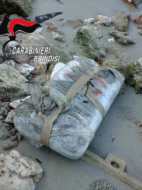 Brindisi, trovati in spiaggia 14 chili di marijuana
