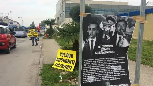 Napoli, licenziati e studenti contro Di Maio
