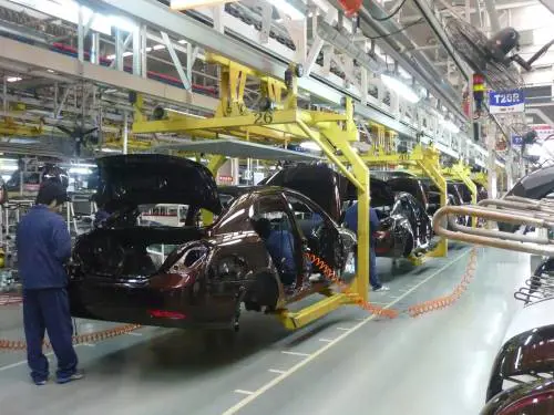 Mercato auto in Europa, primi dati negativi a marzo: il crollo delle elettriche