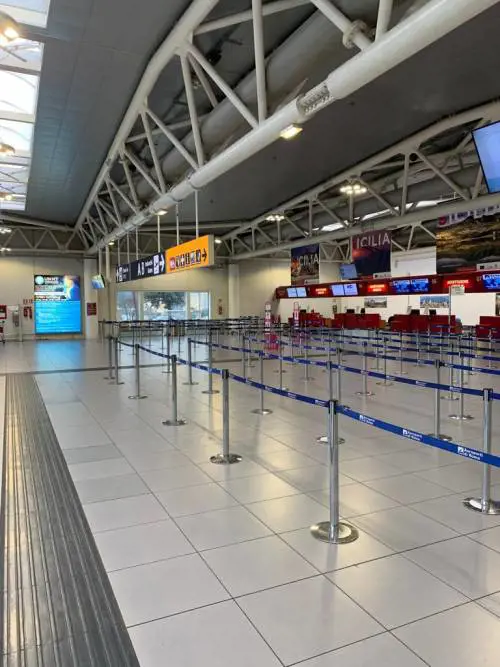 Incendio all'aeroporto di Ciampino: tutti evacuati e voli fermi