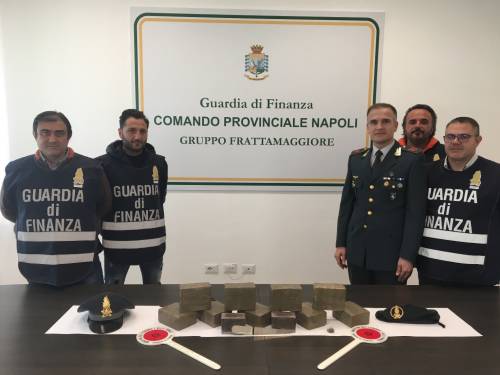 In auto con dieci chili di hashish, arrestato