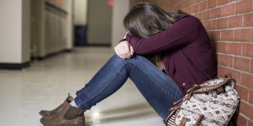 Pesaro, 16enne pestata dal fidanzato si sente male a scuola