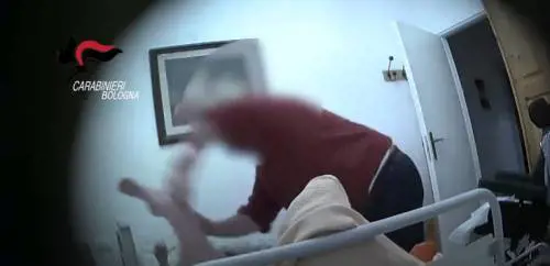 La casa di riposo horror, anziani abusati e picchiati: "Ci trattavano come maiali"