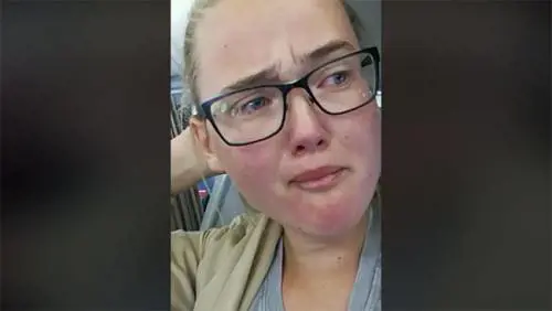 Multata la ragazza che aveva bloccato aereo per proteggere migrante