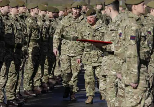 Il Principe Carlo con il primo battaglione delle Guardie Scozzesi 