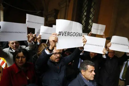 Il Pd protesta coi 5 Stelle, Giarrusso mima le manette 