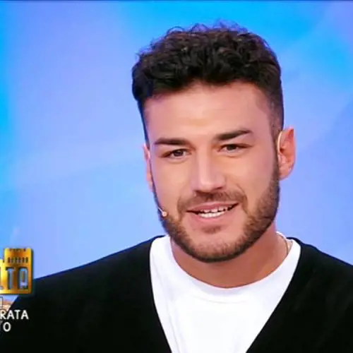 Uomini e donne, Lorenzo ospite al Trono Over: È il momento di scegliere.