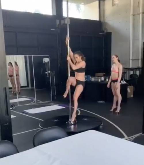 Jennifer Lopez, sexy pole dance per il fidanzato e per il nuovo film