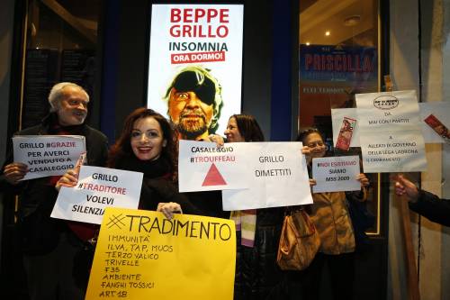 Grillo contestato al teatro: "Dimettiti da garante"