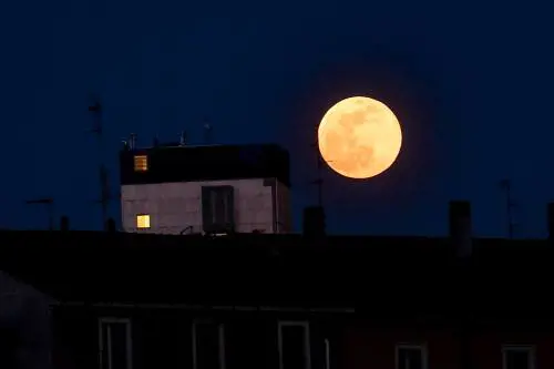 Arriva in cielo la Luna rosa, ma è solo un'illusione