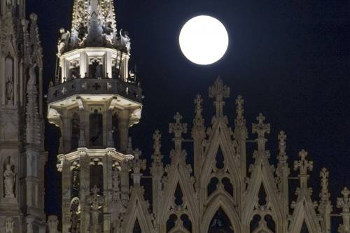 La Superluna incanta ancora