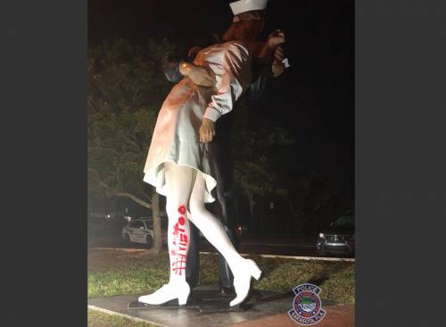 La statua del bacio di Times Square imbrattata col #Metoo in Florida