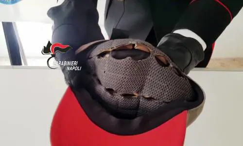 Il berretto antischegge: la trovata dei camorristi per proteggersi dai frammenti dei proiettili