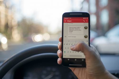Nuovo codice della strada: maxi multa per chi usa telefonino alla guida