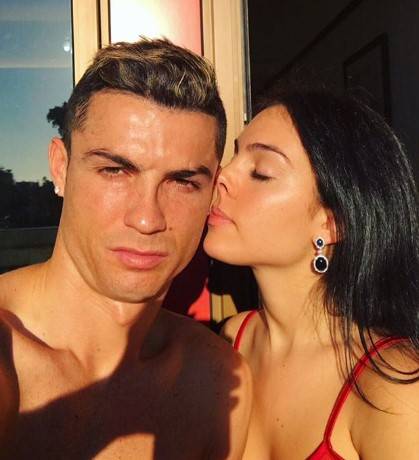 La carezza di Georgina a Cristiano Ronaldo: "L'amore è paziente e non invidioso"