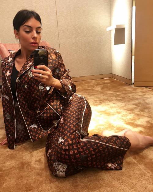 Georgina Rodriguez, buonanotte social in un pigiama da 2.700 euro