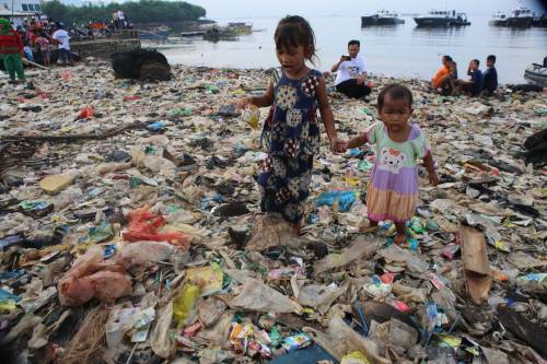 Indonesia: emergenza spazzatura alla Baia di Lampung